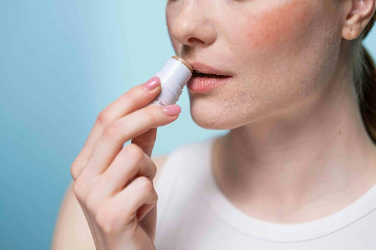 علت پوسته پوسته شدن لب چیست؟